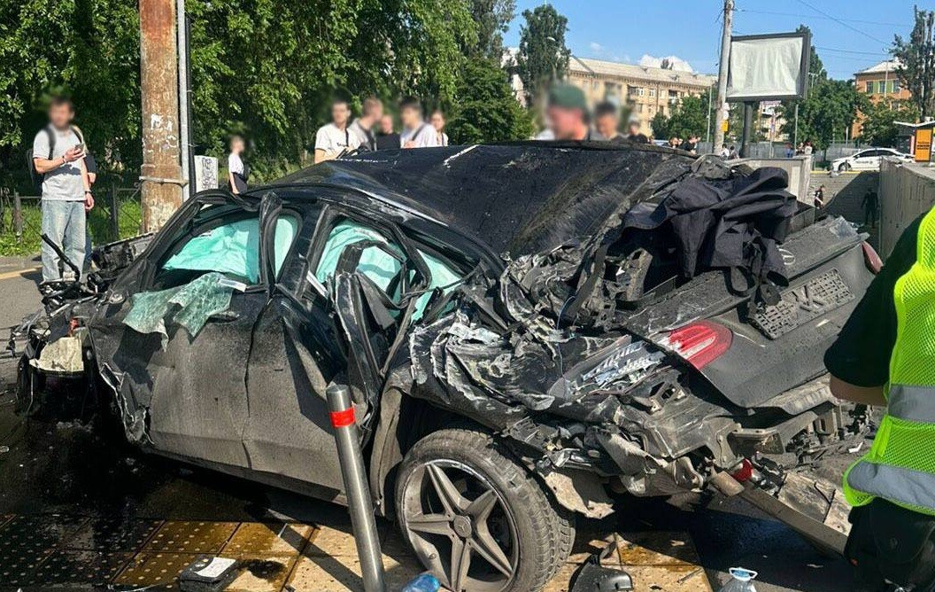 В Киеве автомобиль на скорости влетел в пешеходную зону, есть погибшие