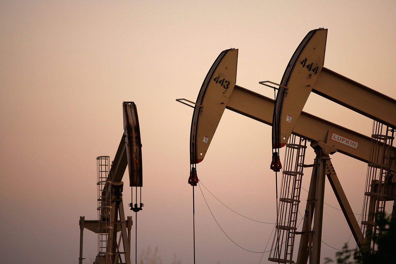Нефть дешевеет после приостановки атак Ирана и Израиля