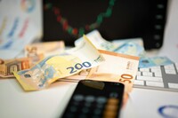 НБУ впервые поднял официальный курс евро выше 52 гривен
