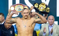 Боксер Усик решил отказаться от всех своих чемпионских поясов