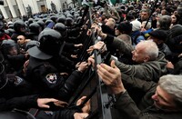 Внепарламентская схватка: какие политические силы поборются за протестные настроения?
