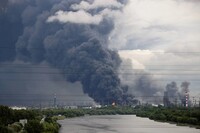 После ударов Украины по НПЗ рф просит бензин у крупнейшего покупателя своей нефти – Reuters