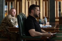 Зеленский поговорил с тремя командующими на фоне слухов о замене Сырского
