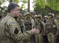 Порошенко заявил, что в Украине повысят уровень доплат военным в АТО