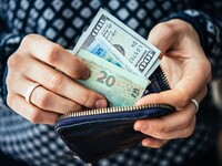 Большие зарплаты против коррупции: сколько теперь получают украинские чиновники