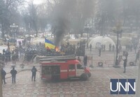 Под Радой снова столкновения: митингующие жгут шины