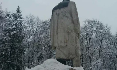 Во Львовской области вандалы повредили памятник Шевченко